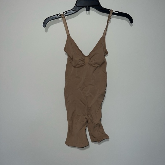 NWOT SKIMS SHAPEWEAR SEAMLESS SCULPT MID THIGH BODYSUIT SIENNA LARGE - Picture 2 of 4